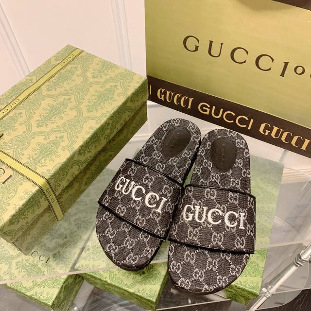 橙子出厂价 Gucci 古驰 北面联名款 电绣平底拖鞋 情侣款 两个处于各自领域翘楚地位的品牌 将时尚单品与复古美学融为一体 北面的标志性 Logo搭配深入人心