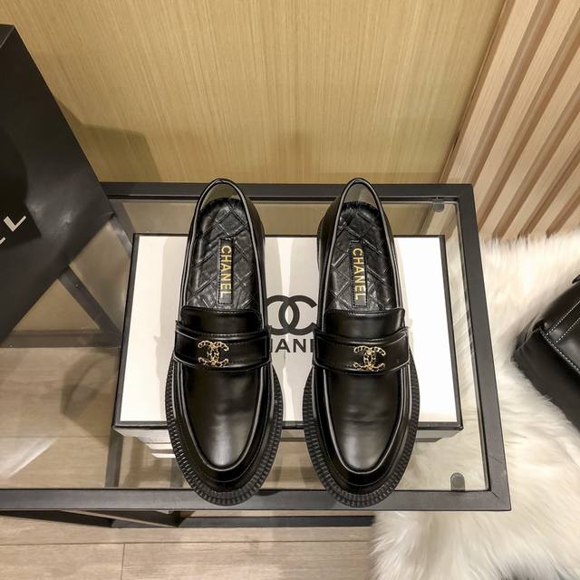 出厂 Chanel 香奈儿乐福鞋 英伦风小皮鞋 颜色 黑色 白色 款式 半拖 单鞋 码数 35-40