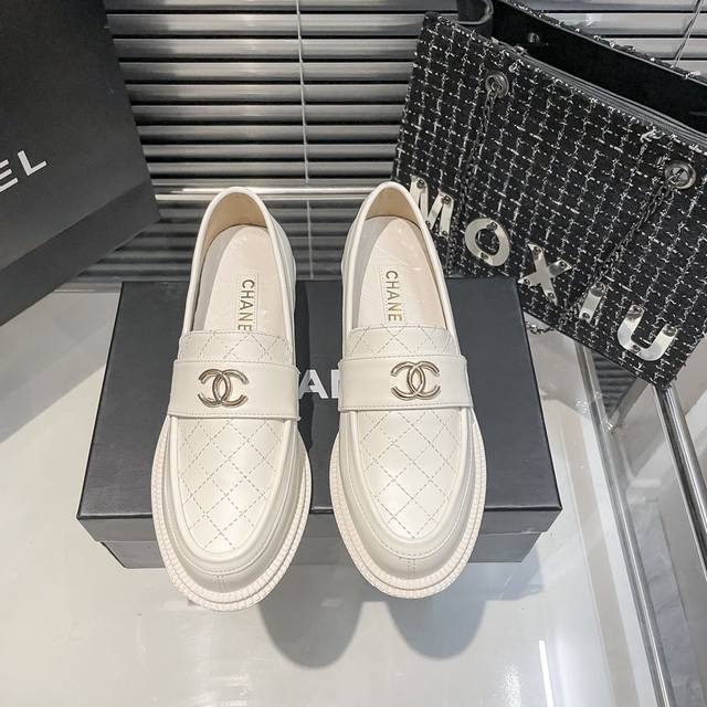 出厂 Chanel 香奈儿乐福鞋 英伦风小皮鞋 颜色 黑色 白色 款式 半拖 单鞋 码数 35-40
