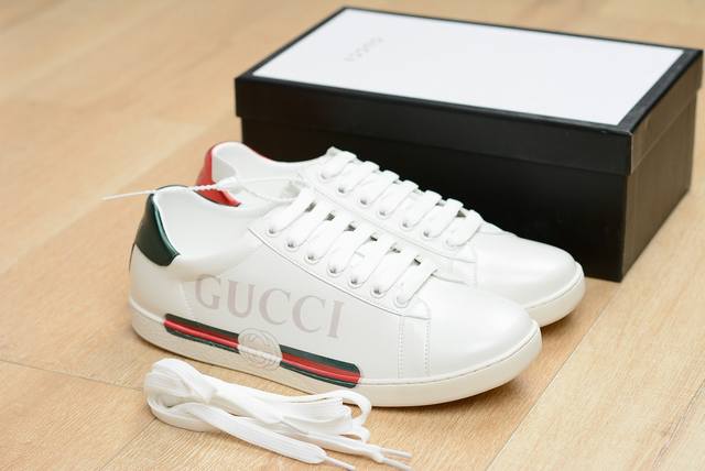 出厂 Gucci古奇爆款长条款升级版 3D 打印 长条款升级版 3D 打印 新款gucci小白鞋风靡全球 好看又时髦又好穿啊刺绣的工艺真是特别又吸引人 再配上蜜