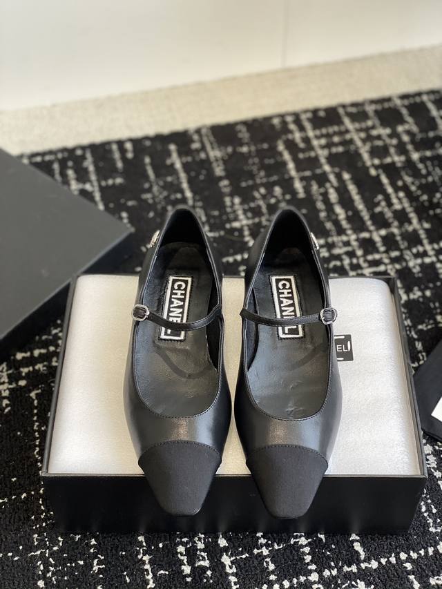 代购级 Chanel 24Ss 黑银方头玛丽珍太美 小银真好看呀 复古和时髦的结合体 这双上脚实在太美噜 侧面logo超级闪 拼黑色鞋头有点尖 比圆头更显优雅