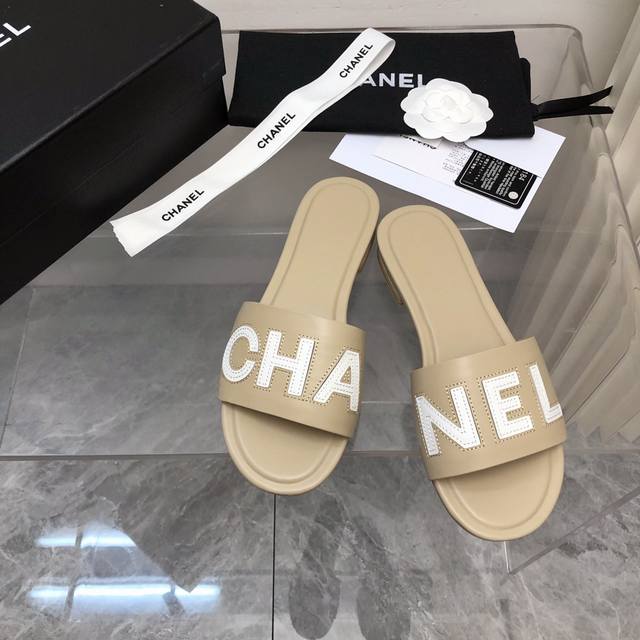 2024-Chanel 新品拼色字母皮扣拖鞋 小香的鞋子从来不会让你失望 最懂女人心 这双拖着实有点惊艳 上脚好看时髦又好穿# 脚感柔软舒适的少女心爆棚 必入单