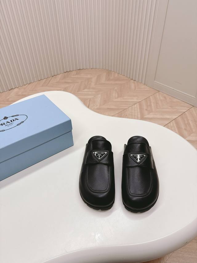 出 最新系列 Prada 普拉达2024春夏新款凉鞋 三角扣面包半拖鞋 最新走秀款 经典升级 舒适度与时髦度并存 每个颜色搭配都好看 设计搭配不同风格需求 鞋面