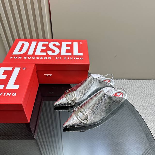 出厂价: Diesel24春夏新品绊带平底穆勒鞋凉鞋 又酷又飒 低跟好驾驭 上脚优雅大方 休闲百搭 女神气质拉满 鞋面 蛇纹牛皮 软牛油皮 水染牛仔 大底 真皮