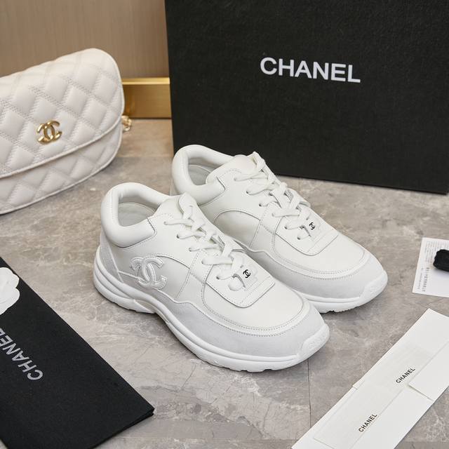 经典爆款 Chanel香奈儿 2022专柜顶级休闲款运动鞋 这款经典设计 鞋面多种工艺电绣的风格 大底却时尚运动 不平凡的拥入了多种配色元素 多元化混搭非常好看
