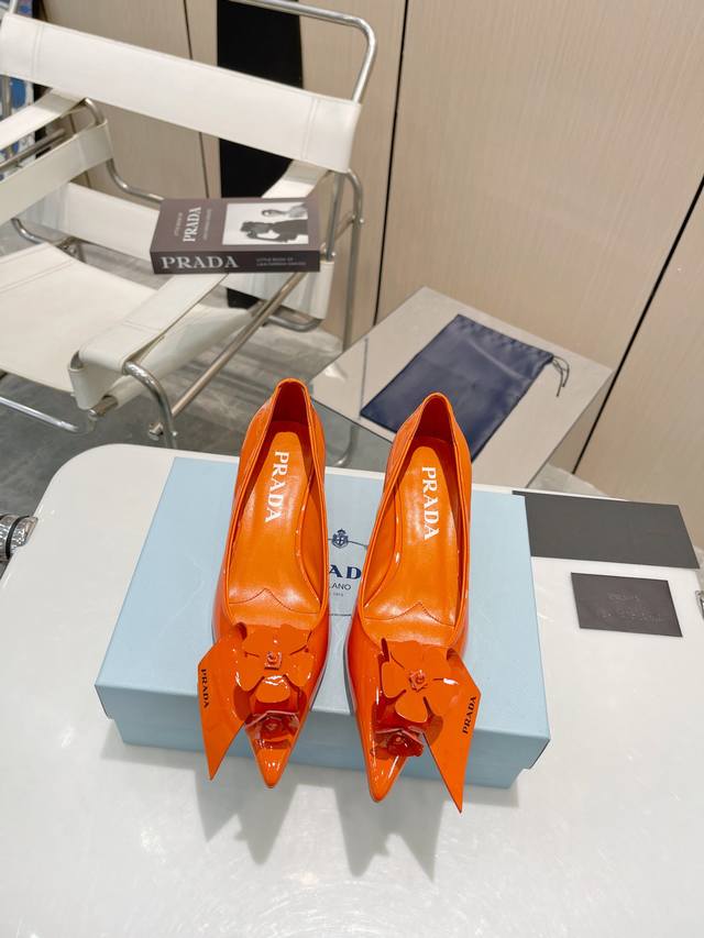 Prada顶级版本花朵2024重磅推出普拉达最新款单鞋 创意花朵+小猫跟yyds系列 Prada早春t台走秀网红同款 造梦不夜城 Prada能在重要场合上用得上