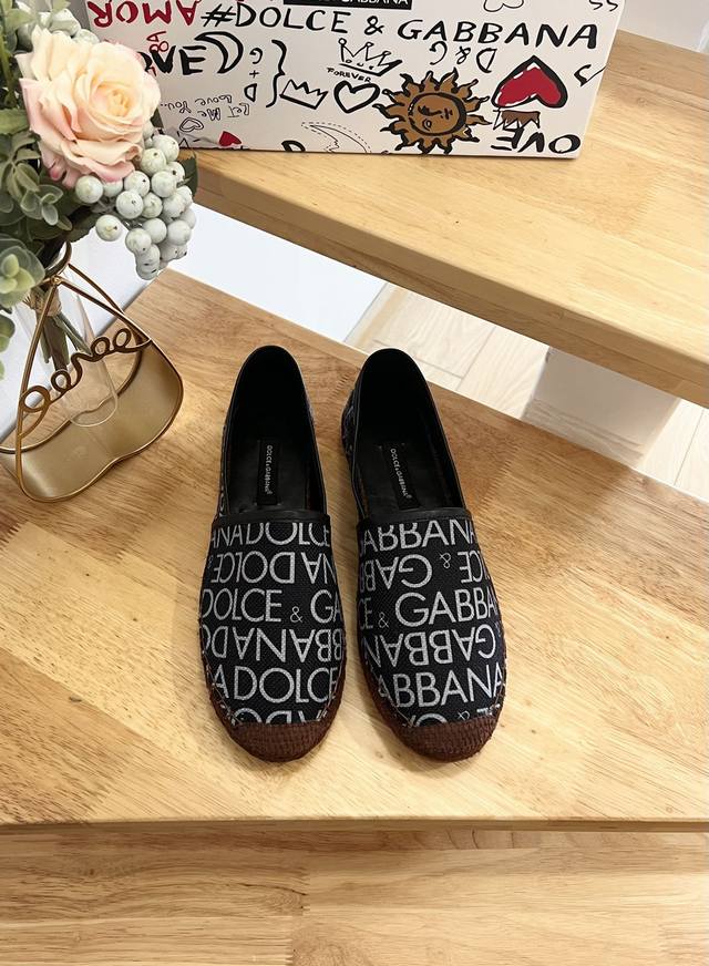 Dolce&Gabbnna杜嘉.班纳d&G麻底渔夫鞋dg的风格真是越来越时尚了 超美的色彩搭配 让人一眼就爱上它清凉一夏感觉鞋面是三滴打印牛仔布 非常精美内里绵