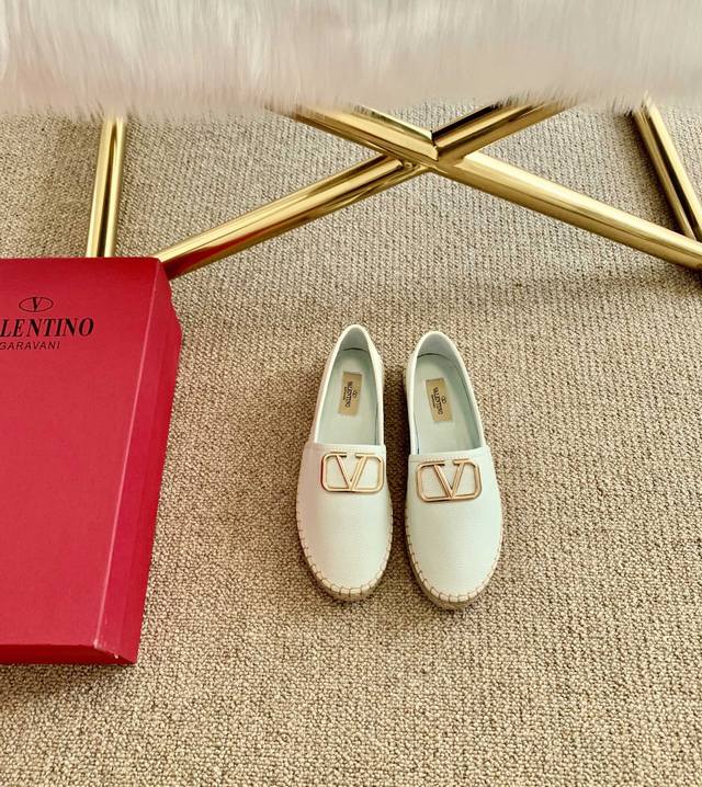 Valentino 华伦天奴2020早秋巴黎专柜上新# 麻绳底渔夫鞋风靡全球的时尚 各大品牌都有类似的款但是使得众多仙女争相消费的 是他家独一无二的v扣元素完美