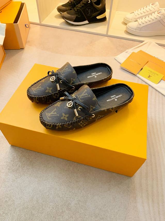 路易威登2023经典 运动系列 出厂价 Arizona豆豆鞋系列 Arizona便鞋采用monogram Eclipse帆布 其手工漆绘染边及手工缝制鞋面充分展