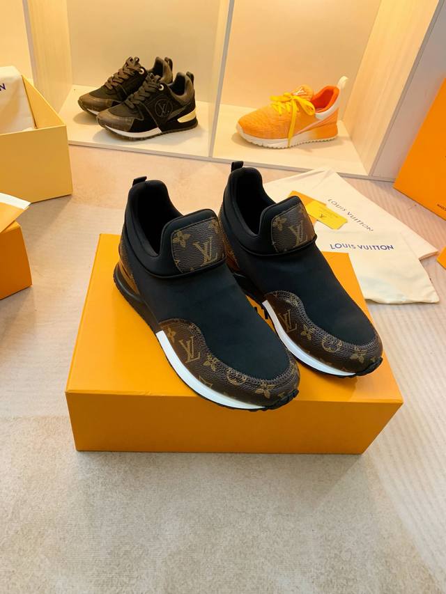 出厂价 Louis Vuitton路易威登汲取经典跑鞋的设计精髓 创造标志性 Run Away 运动鞋 Monogram 帆布 小牛皮和织物巧妙拼接 搭配科技橡