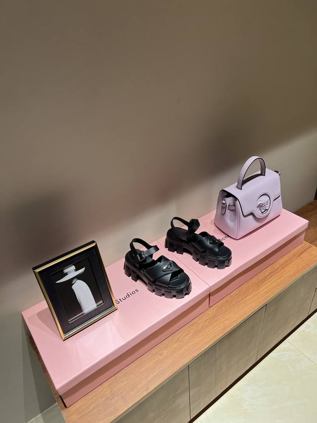 最高版出厂 Prada 厚底罗马凉鞋 超火爆prada普拉达2024最新春夏锯齿罗马编织超轻厚底 凉鞋 复古时髦前卫的轮齿 让整双鞋轻便舒适鲜艳色彩满足不同风格