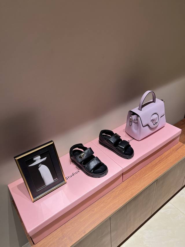 最高版出厂 Prada 厚底罗马凉鞋 超火爆prada普拉达2023最新春夏锯齿罗马编织超轻厚底 凉鞋 复古时髦前卫的轮齿 让整双鞋轻便舒适鲜艳色彩满足不同风格