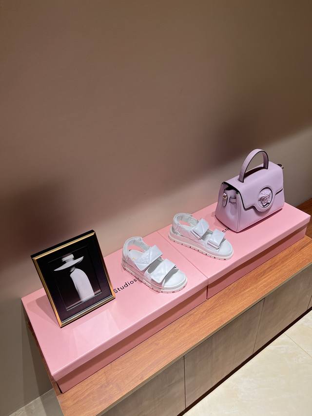 最高版出厂 Prada 厚底罗马凉鞋 超火爆prada普拉达2023最新春夏锯齿罗马编织超轻厚底 凉鞋 复古时髦前卫的轮齿 让整双鞋轻便舒适鲜艳色彩满足不同风格