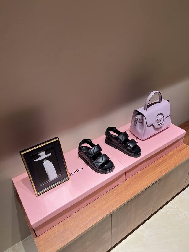 最高版出厂 Prada 厚底罗马凉鞋 超火爆prada普拉达2023最新春夏锯齿罗马编织超轻厚底 凉鞋 复古时髦前卫的轮齿 让整双鞋轻便舒适鲜艳色彩满足不同风格