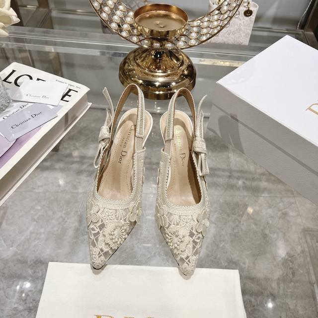 出厂带花 顶级版本 Dior迪奥 2024新季镂空雕花玛丽珍尖头单鞋 新款spectadior 芭蕾高跟鞋于发布秀精彩亮相 重新诠释经典的玛丽珍鞋 彰显高雅时尚