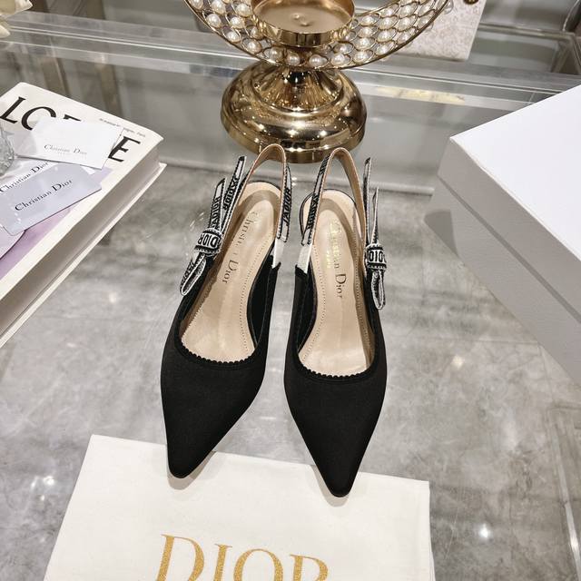 出厂 顶级版本 Dior迪奥 2024新季镂空雕花玛丽珍尖头单鞋 新款spectadior 芭蕾高跟鞋于发布秀精彩亮相 重新诠释经典的玛丽珍鞋 彰显高雅时尚的风