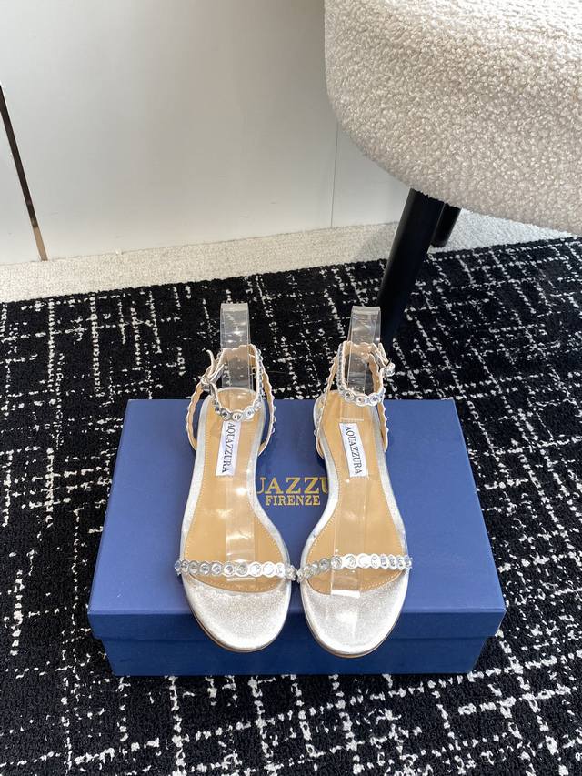 代购级 Aquazzura 菠萝24 春夏新品 钻扣 凉鞋 拖鞋 精致女人必备款 太性感了吧 超级显气质的一款 松紧套脚一字踝带高跟 简洁别致造型 高挑的鞋身弧