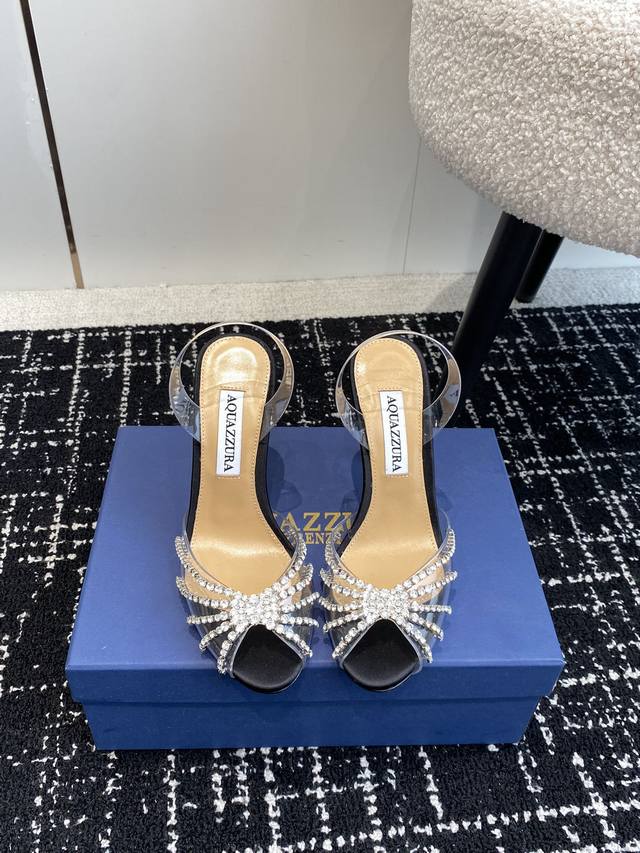 代购级 Aquazzura 菠萝24 春夏新品 钻扣 凉鞋 拖鞋 精致女人必备款 太性感了吧 超级显气质的一款 松紧套脚一字踝带高跟 简洁别致造型 高挑的鞋身弧