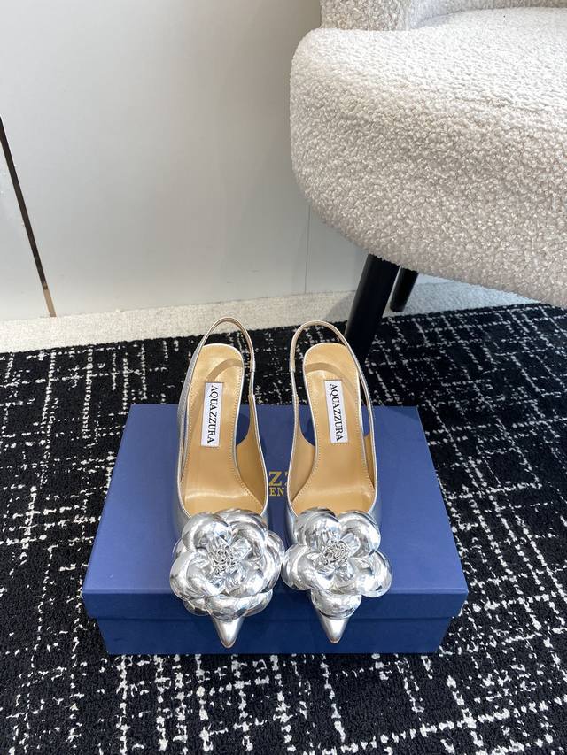 代购级 Aquazzura 菠萝24 春夏新品 山茶花 凉鞋 拖鞋 精致女人必备款 太性感了吧 超级显气质的一款 松紧套脚一字踝带高跟 简洁别致造型 高挑的鞋身