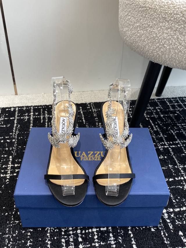 代购级 Aquazzura 菠萝24 春夏新品 钻扣 凉鞋 拖鞋 精致女人必备款 太性感了吧 超级显气质的一款 松紧套脚一字踝带高跟 简洁别致造型 高挑的鞋身弧