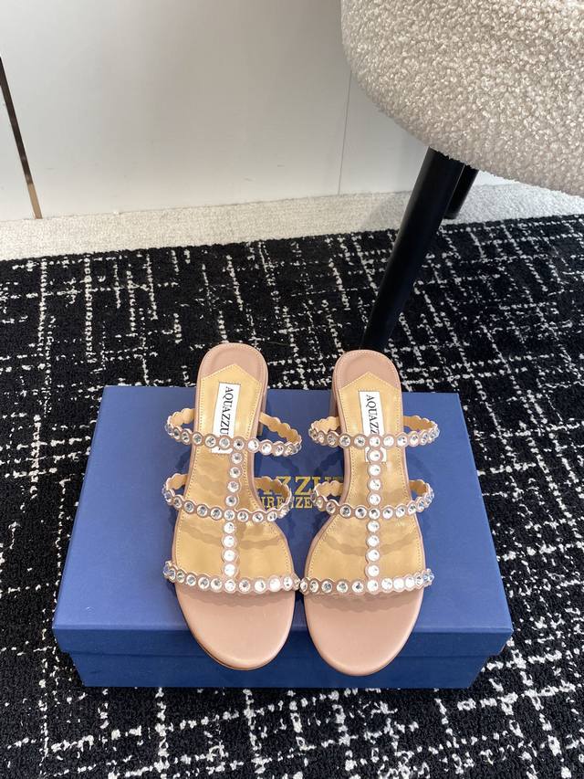 代购级 Aquazzura 菠萝24 春夏新品 钻扣 凉鞋 拖鞋 精致女人必备款 太性感了吧 超级显气质的一款 松紧套脚一字踝带高跟 简洁别致造型 高挑的鞋身弧