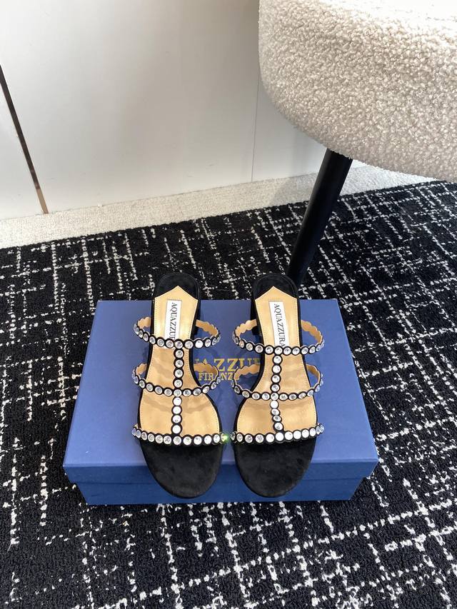 代购级 Aquazzura 菠萝24 春夏新品 钻扣 凉鞋 拖鞋 精致女人必备款 太性感了吧 超级显气质的一款 松紧套脚一字踝带高跟 简洁别致造型 高挑的鞋身弧