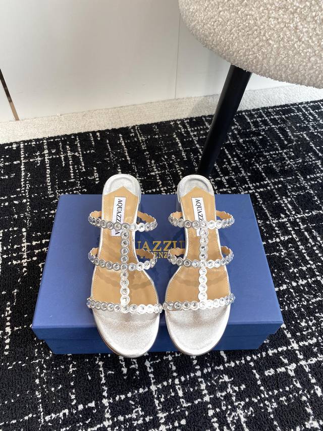 代购级 Aquazzura 菠萝24 春夏新品 钻扣 凉鞋 拖鞋 精致女人必备款 太性感了吧 超级显气质的一款 松紧套脚一字踝带高跟 简洁别致造型 高挑的鞋身弧