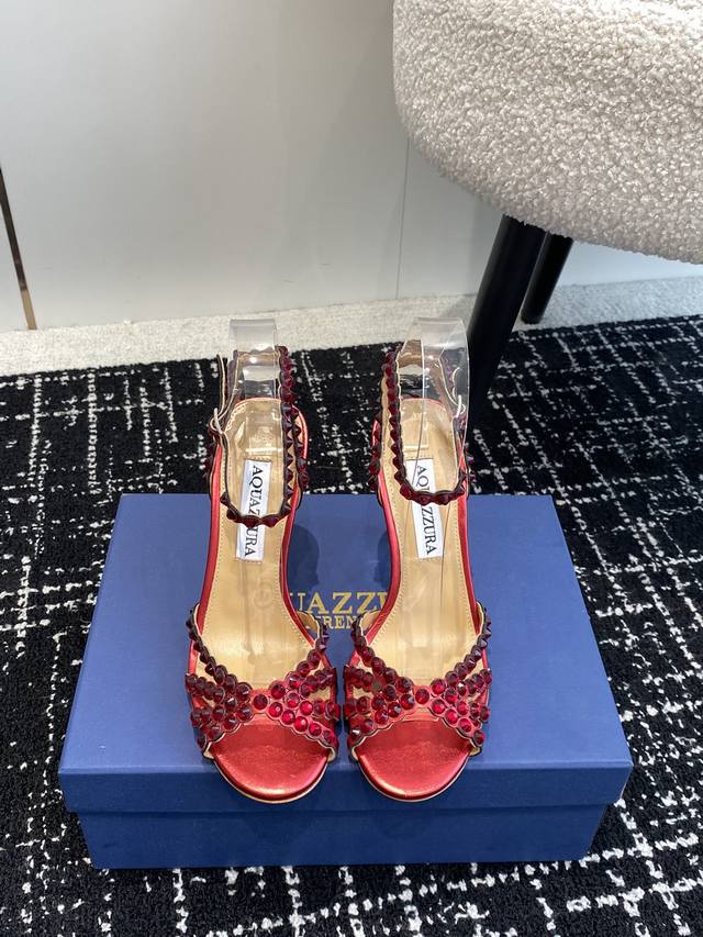 代购级 Aquazzura 菠萝24 春夏新品 钻扣 凉鞋 拖鞋 精致女人必备款 太性感了吧 超级显气质的一款 松紧套脚一字踝带高跟 简洁别致造型 高挑的鞋身弧