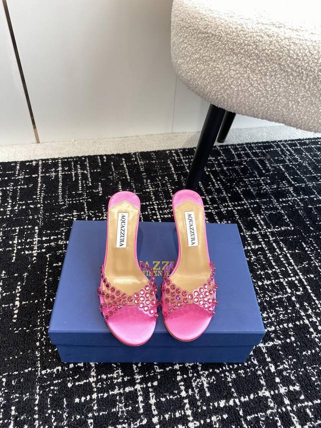 代购级 Aquazzura 菠萝24 春夏新品 钻扣 凉鞋 拖鞋 精致女人必备款 太性感了吧 超级显气质的一款 松紧套脚一字踝带高跟 简洁别致造型 高挑的鞋身弧