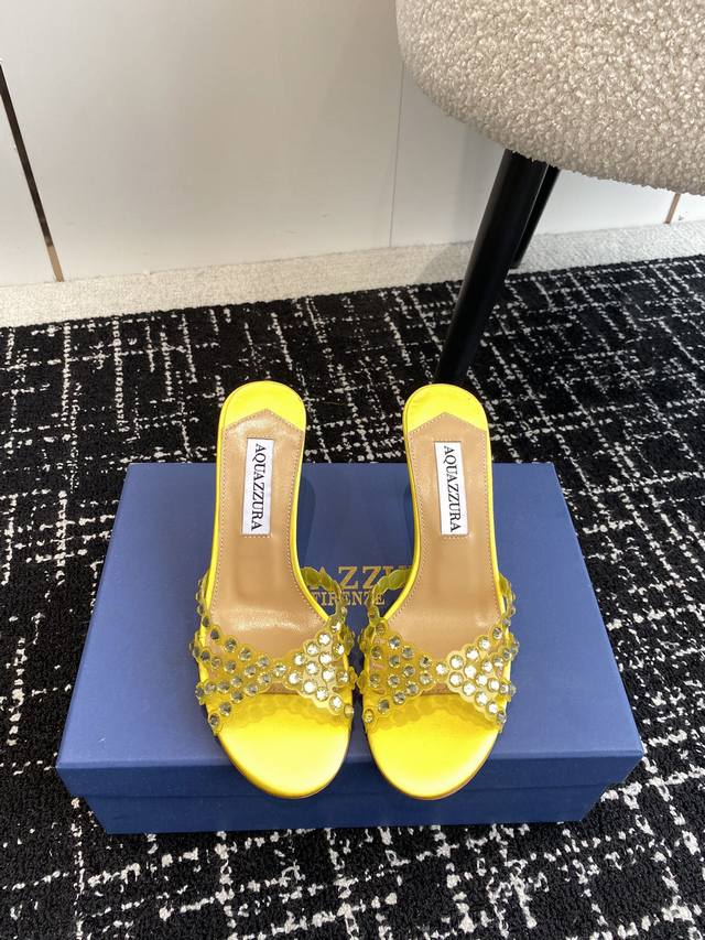 代购级 Aquazzura 菠萝24 春夏新品 钻扣 凉鞋 拖鞋 精致女人必备款 太性感了吧 超级显气质的一款 松紧套脚一字踝带高跟 简洁别致造型 高挑的鞋身弧