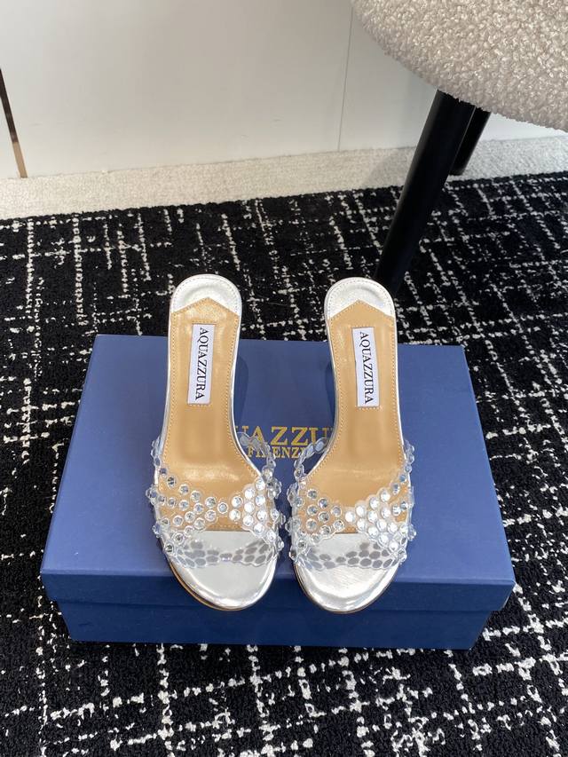 代购级 Aquazzura 菠萝24 春夏新品 钻扣 凉鞋 拖鞋 精致女人必备款 太性感了吧 超级显气质的一款 松紧套脚一字踝带高跟 简洁别致造型 高挑的鞋身弧