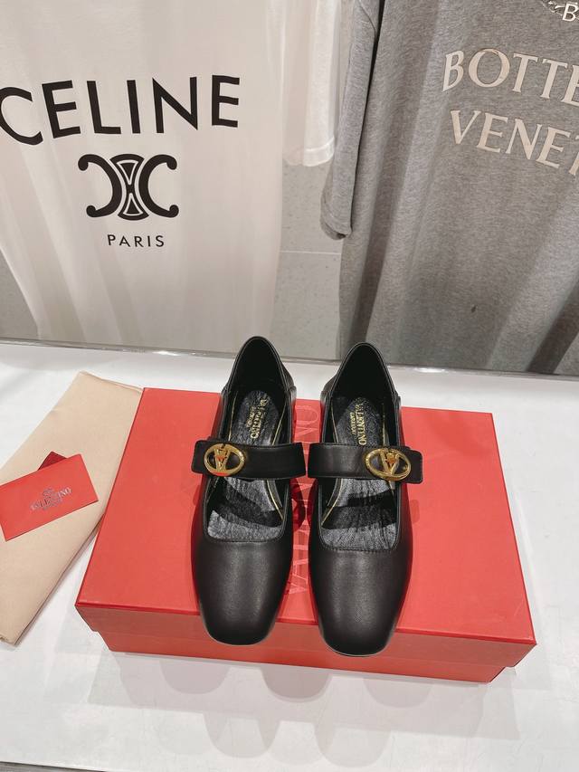 高版本出厂 New 顶级制作 Valentin* 华伦天奴2024Ss官方同步最新时装鞋单鞋系列 创新与经典巧妙的结合在一起 其经典带领着每年时尚 每一款鞋子都