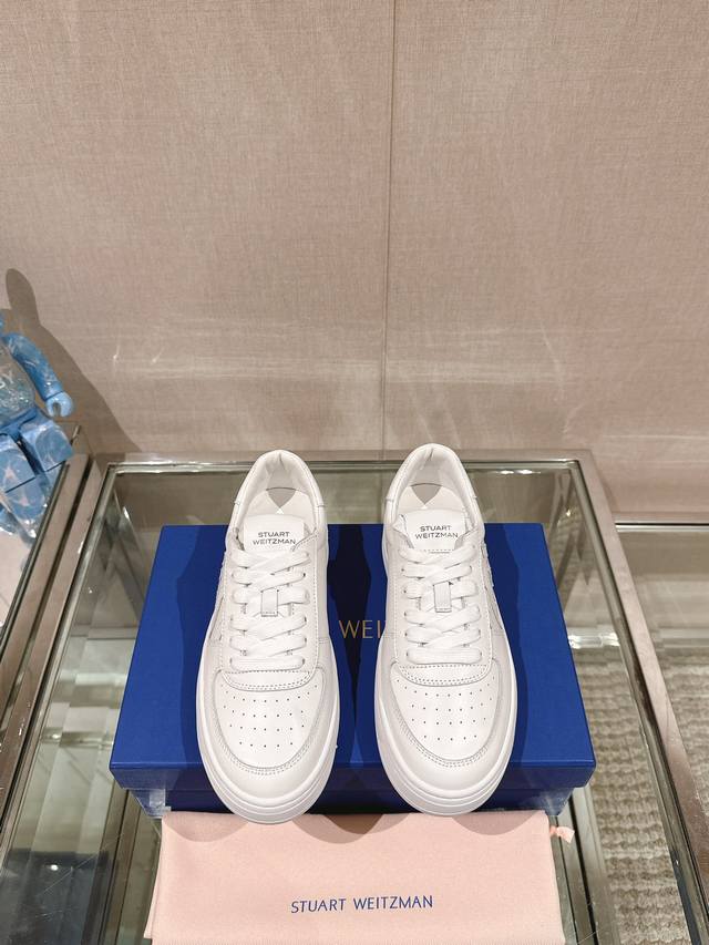 24新款stuart Weitzman高版本sw低帮运动休闲小白鞋 Sw Courtside Logo 运动鞋在经典网球运动鞋的基础上加入了现代元素 低帮设计