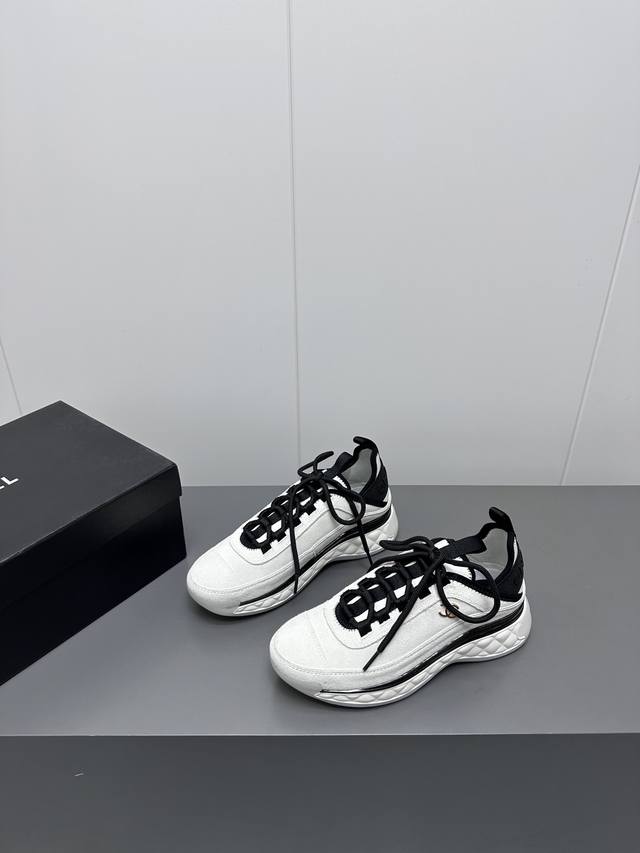 出厂 Chanel香奈儿 2024新款春夏新色菱格款小香女鞋运动鞋 这款经典设计 鞋面有点复古的风格 大底却时尚运动 不平凡的拥入了多种元素 多元化混搭非常好看