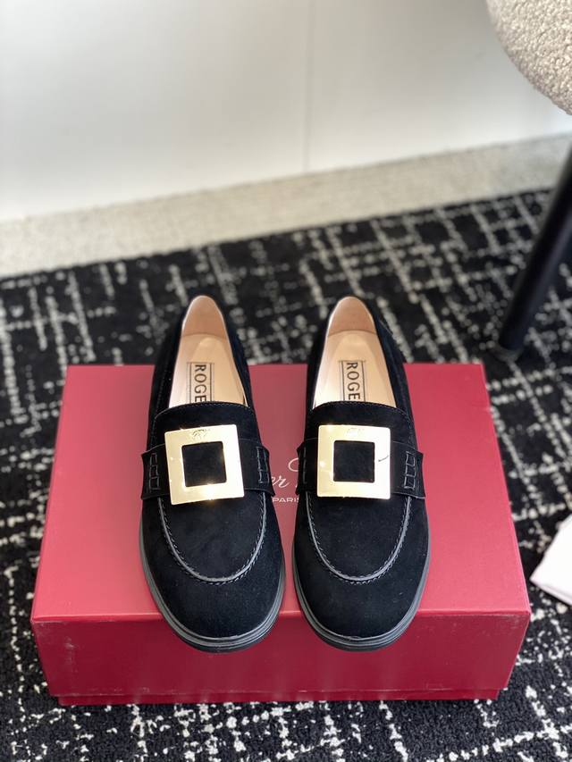 代购级 Roger Vivier 24Ss Rv铜扣麂皮乐福鞋 麂皮的材质依旧是我们的强项 打磨的非常好 触感细腻穿着柔软 开模定制五金铜扣 成色好不掉色质感好