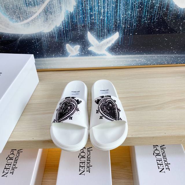 出厂 Alexander Mcqueen 麦昆拖鞋系列 高端品牌 3D制面 升级版大底 更轻便 防滑 市场顶级品质 潮人必备 夏季拖鞋的季节来了 穿起来超级唯美