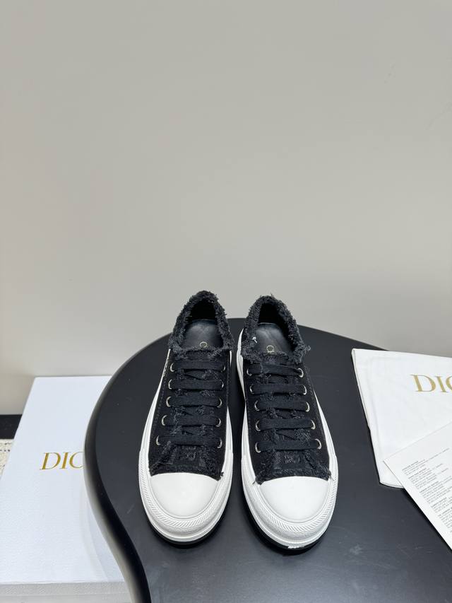 Dior迪奥2024Walk N系列 老花 刺绣 厚底帆布鞋 休闲运动鞋 这款 Walk N Dior 厚底运动鞋是一款时尚单品 提升该系列的格调 Obliqu