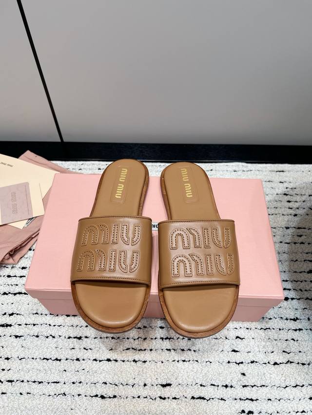 Miumiu Ss24 New Miu家2024早春新款平底拖鞋 超软羊皮搭配miumiu字母logo辨识度极高* 羊皮面牛皮底+鞋面电绣miumiu字母log