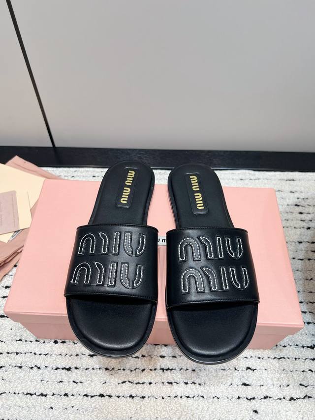 Miumiu Ss24 New Miu家2024早春新款平底拖鞋 超软羊皮搭配miumiu字母logo辨识度极高* 羊皮面牛皮底+鞋面电绣miumiu字母log