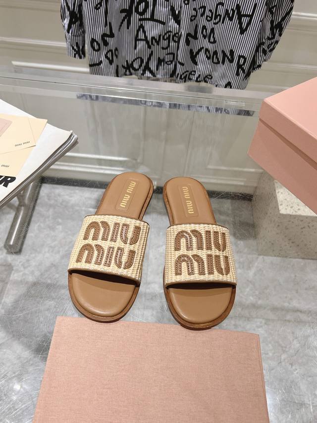 出厂 顶级品质 Miumiu Ss24 New Arrival Miu家2024早春新款平底拖鞋 超软羊皮搭配miumiu字母logo辨识度极高* 羊皮面牛皮底