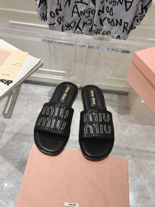 出厂 顶级品质 Miumiu Ss24 New Arrival Miu家2024早春新款平底拖鞋 超软羊皮搭配miumiu字母logo辨识度极高* 羊皮面牛皮底