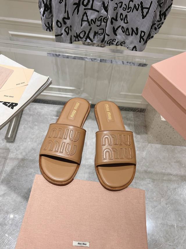 出厂 顶级品质 Miumiu Ss24 New Arrival Miu家2024早春新款平底拖鞋 超软羊皮搭配miumiu字母logo辨识度极高* 羊皮面牛皮底