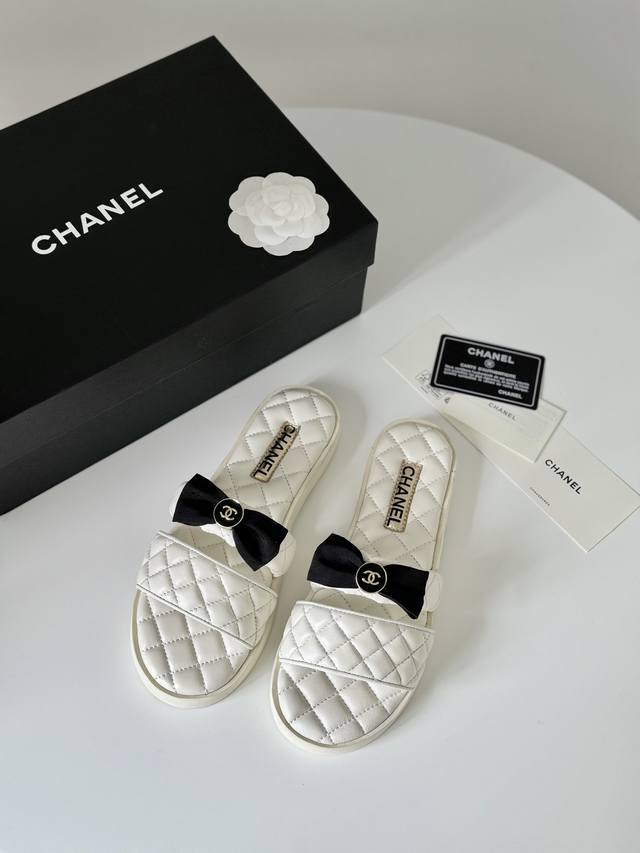 Chanel 新款蝴蝶纽扣拖鞋 这一季的蜜儿拖上脚太好看了 上脚巨显细长 灰常滴高级 鞋面小羊皮 内里羊皮 Size:35-40