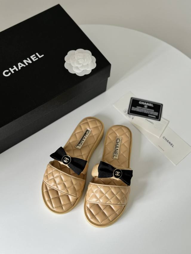 Chanel 新款蝴蝶纽扣拖鞋 这一季的蜜儿拖上脚太好看了 上脚巨显细长 灰常滴高级 鞋面小羊皮 内里羊皮 Size:35-40