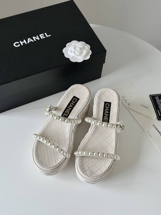 Chanel 小香24C新品 菱格厚底松糕凉鞋 夏天一定要入的拖鞋系列 可文艺可时髦 穿搭率实在太高了 厚底在拉长腿方面真的yyds 百搭舒适 上脚秒变大长腿