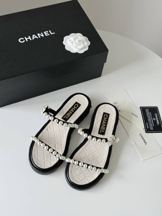 Chanel 小香24C新品 菱格厚底松糕凉鞋 夏天一定要入的拖鞋系列 可文艺可时髦 穿搭率实在太高了 厚底在拉长腿方面真的yyds 百搭舒适 上脚秒变大长腿