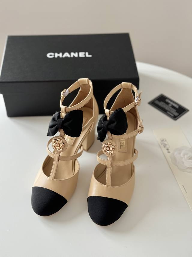 Chanel 24P新款玛丽珍单鞋 这双实在是太美辣 简直是名媛本媛 非常的小香风 蝴蝶结山茶花结合的完美 粗跟增高显腿细 无差评的一双女人味鞋 鞋面牛皮 内里