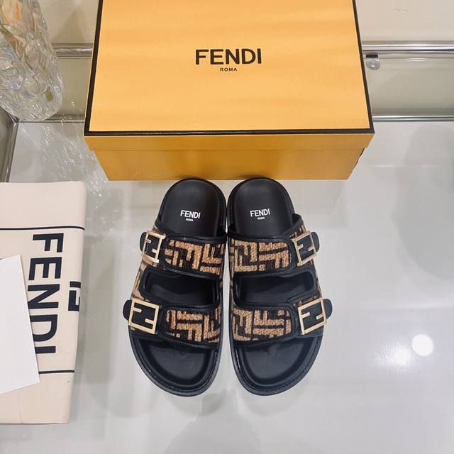 Fend* 芬迪 春夏新品ff老花拖鞋 上街穿搭的不二之选 专柜买断货的爆款 经典老花设计 搭配ffbaguette装饰性搭扣 绚丽多姿的色彩 以浪漫点缀知性美