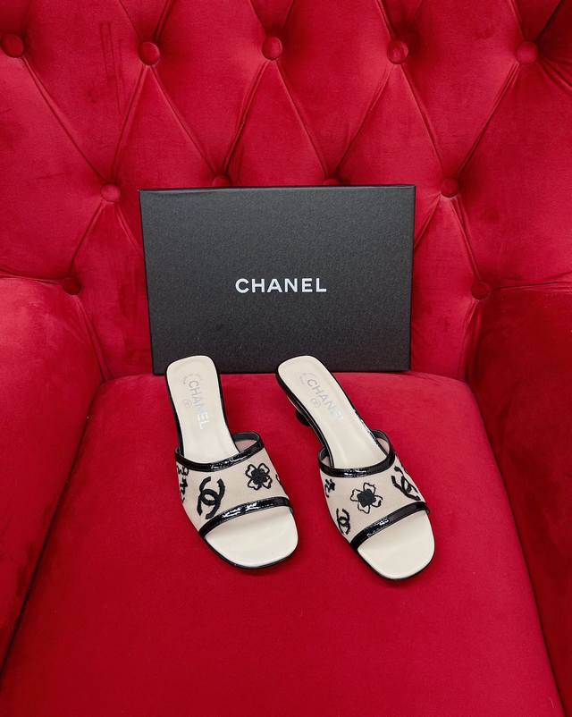 出厂价 Chanel香奈儿2024 尖头 玛丽珍 后空 单鞋 经典版型搭配组合营造出了很强烈的高级感 上脚非常精致 俏皮 而且很显女人味 而且经典的版型让它兼具