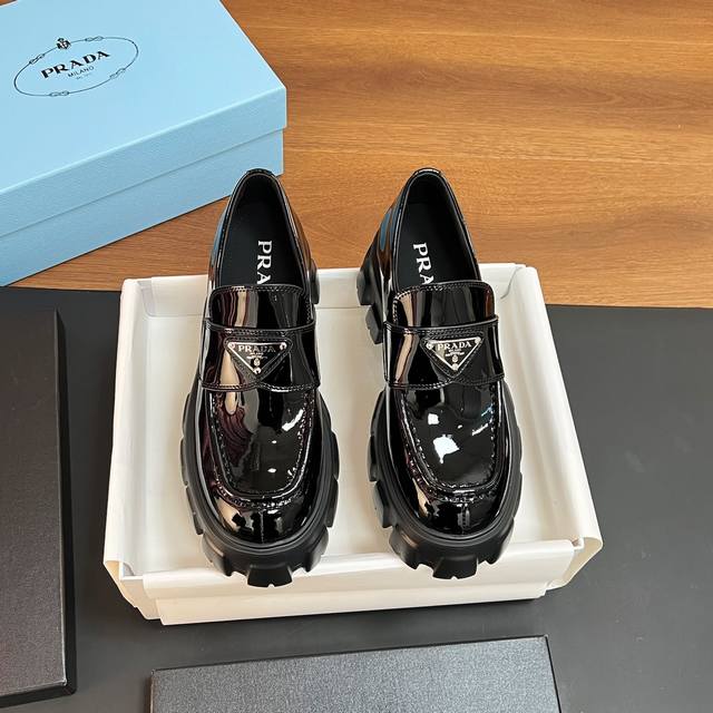 高版本 Prada 普拉达走秀新品三角标松糕鞋乐福鞋系带厚底小皮鞋 上脚无敌好看简直万种搭配 随意穿搭拿捏的稳稳的 Hold的各种穿搭场合 简直就是夏天的灵魂绝